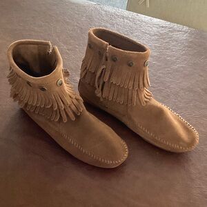 Minnetonka Tan Suede Fringe Ankle Height Moccasins Zip Sides Fringe Conchos sz 7